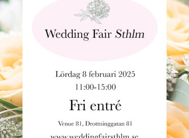 Elegant utställningshall på Wedding Fair Sthlm 2025 med besökare som minglar bland florister, fotografer och andra bröllopsleverantörer på Venue81 i Stockholm.